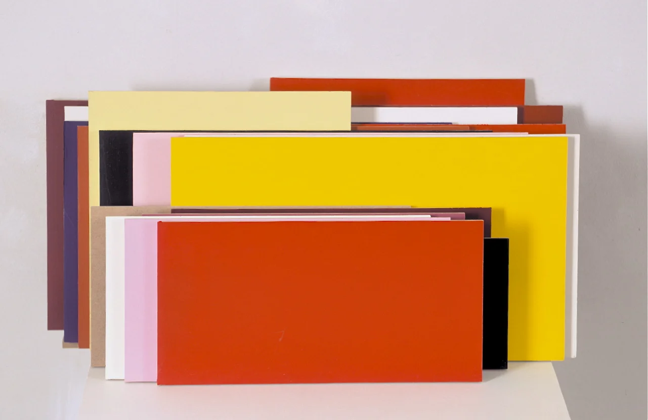 Alle sammen , 2002 Acrylic on wood, 28 x 40 x 15 cm Se , Kunstnerforbundet, Oslo, 2002 Photo: Finn Arne Johannesen