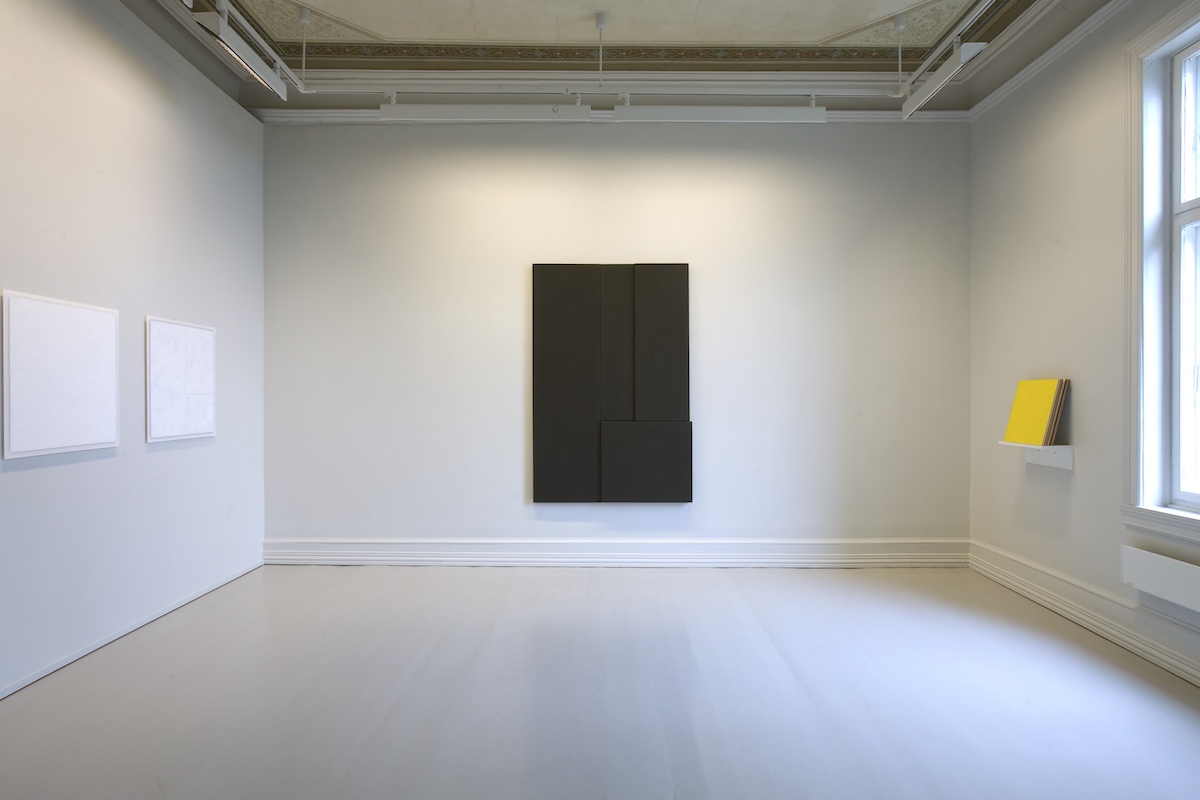 Kontroll, 2004 (right) Acrylic on MDF, 43 x 40 cm Flater - En utstilling om det monokrome maleriet , Galleri F 15, Moss, 2008