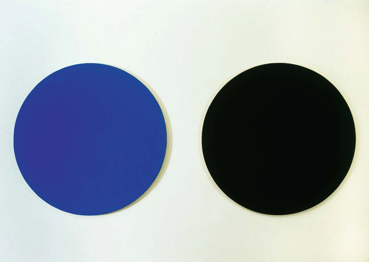 Untitled , 2004 Lacquer on MDF, 30 cm in diameter x 2 Samsvar , Galleri JMS, Oslo, 2004 Photo: Finn Arne Johannesen