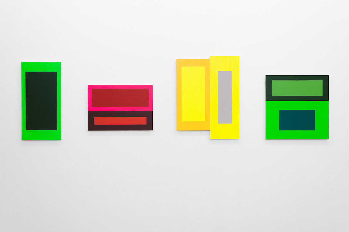 Alternation , 2019 Acrylic on MDF, 60 x 285 cm Et maleri er et dikt uten ord , 2019, Akershus Kunstsenter, Lillestrøm, Norway