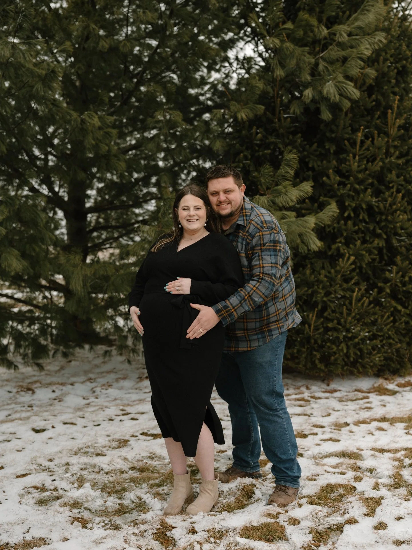 Snowed just in time for maternity pictures of Sarah &amp; Dalton✨ Countdown for baby Schroeder has officially begun!