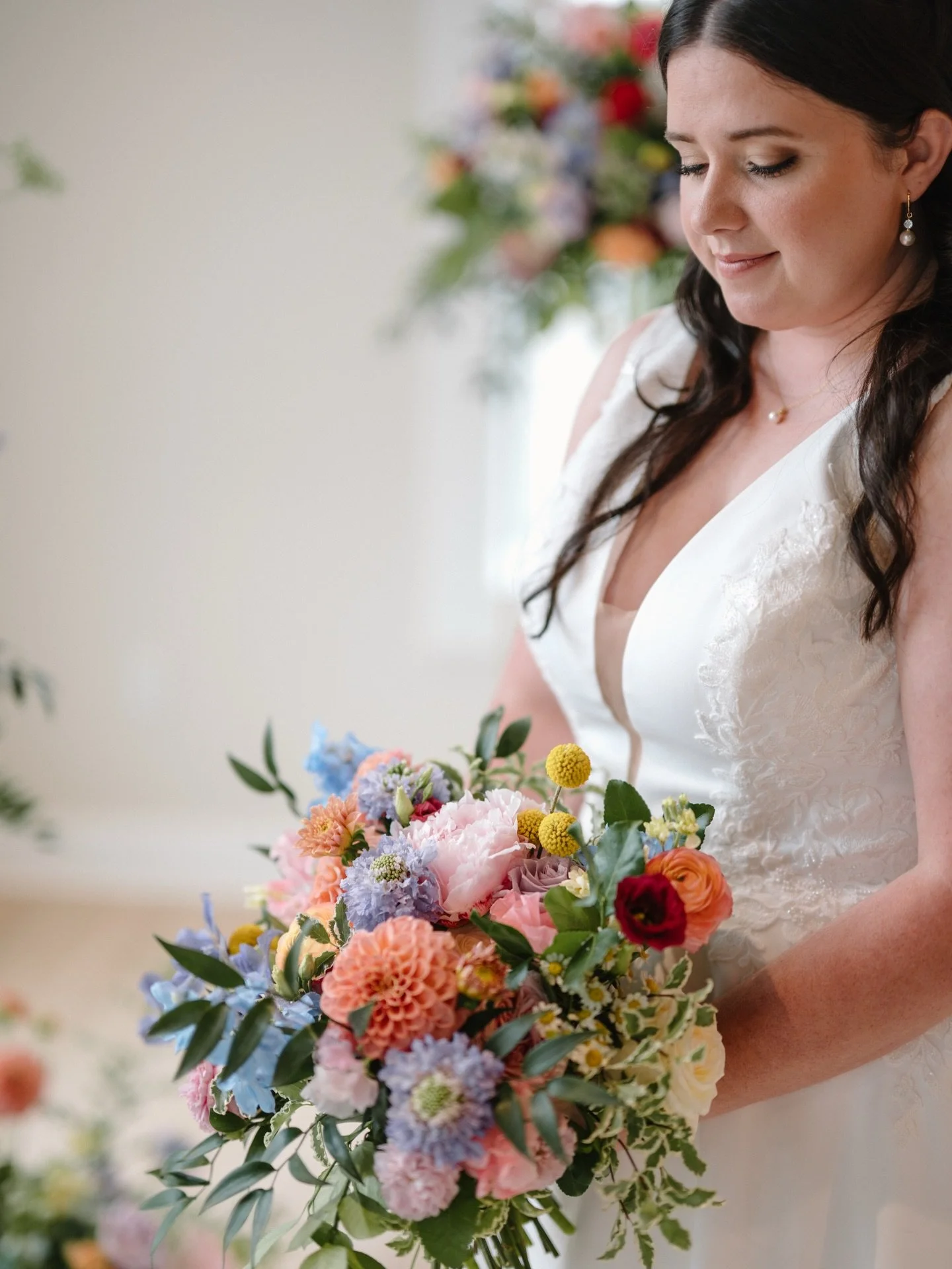 Happy March! I feel like February flew by, but we are closer &amp; closer to spring I can feel it! 

Gorgeous bouquet by @molly_and_clover_design 
Venue: @fairfieldweddingandevents