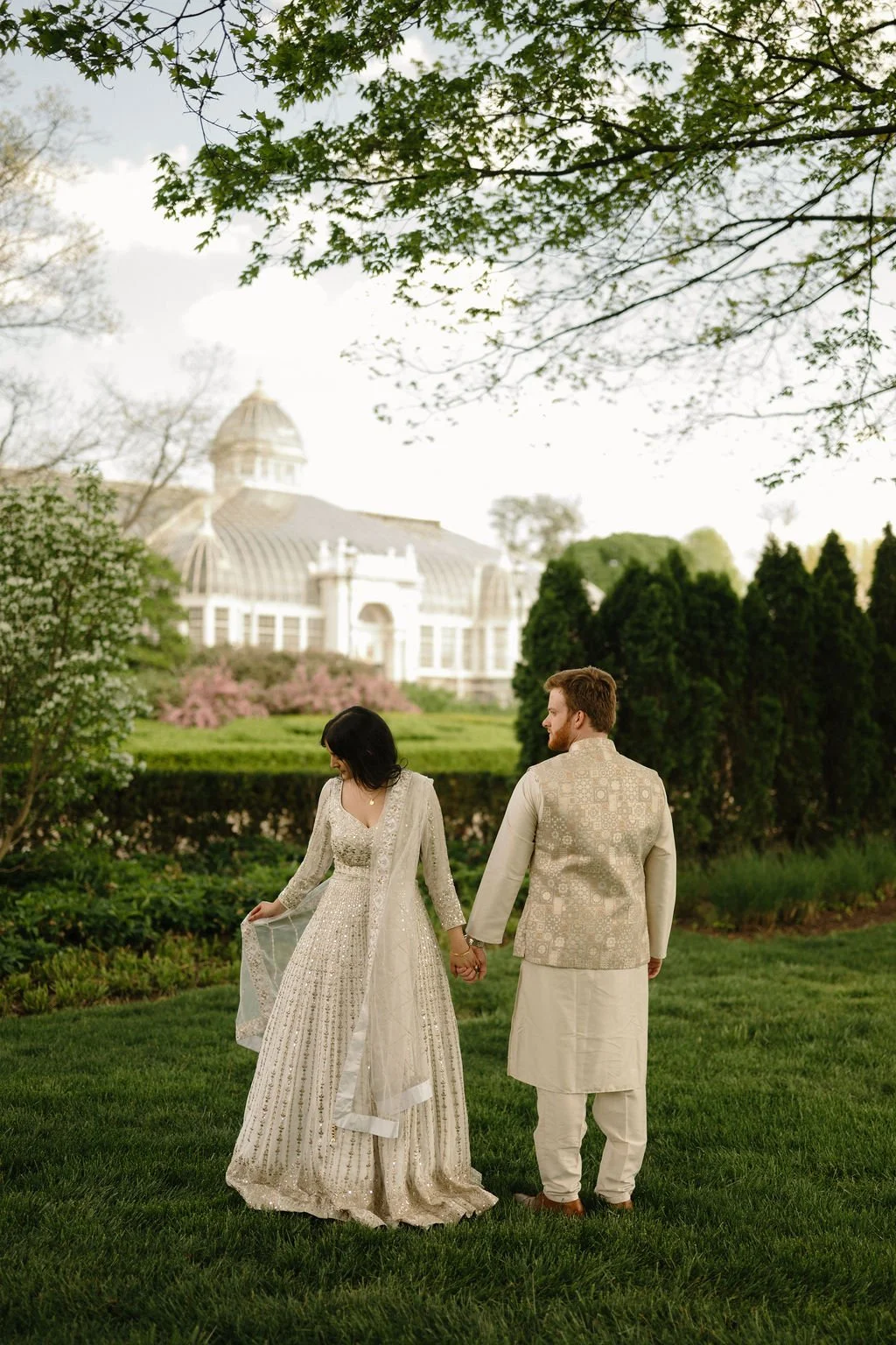 Engagement Photo Ideas in Columbus From a Spring Engagement Session at Franklin Park Conservatory