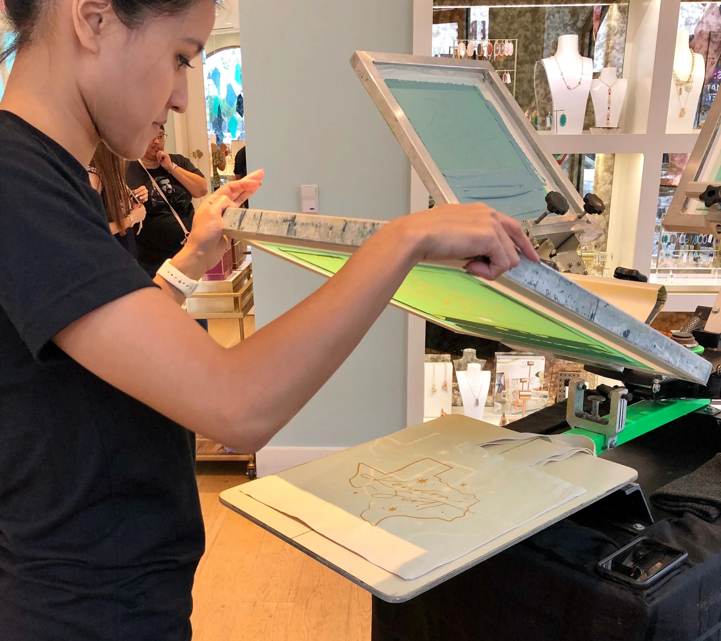 apdat-print-co-live-screen-printing-kendra-scott-press.jpg