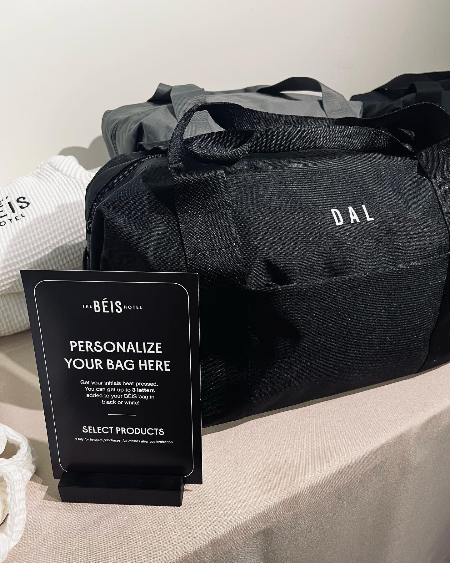 Check out our latest event at the @beis hotel pop-up in Dallas! Jet-setters got to personalize their travel bags at our onsite monogramming station, sip cocktails, and shop in the cutest faux hotel. 
.
.
.
#livemonogramming #eventactivations #onsitem