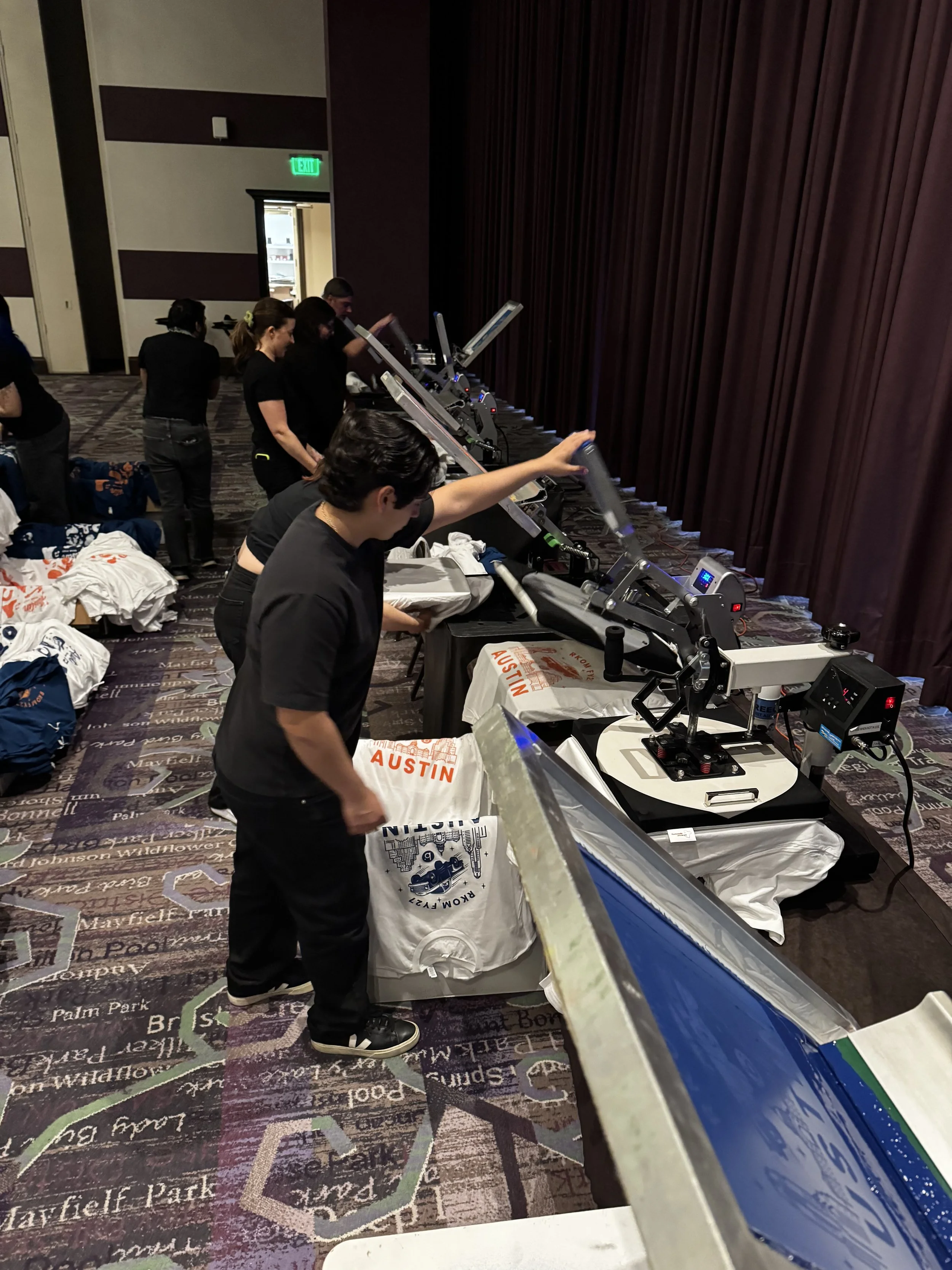 This event required 4 screen printing presses and 4 heat presses to get all 900 shirts printed in the 1.5 hr time allotted so it was all hands on deck