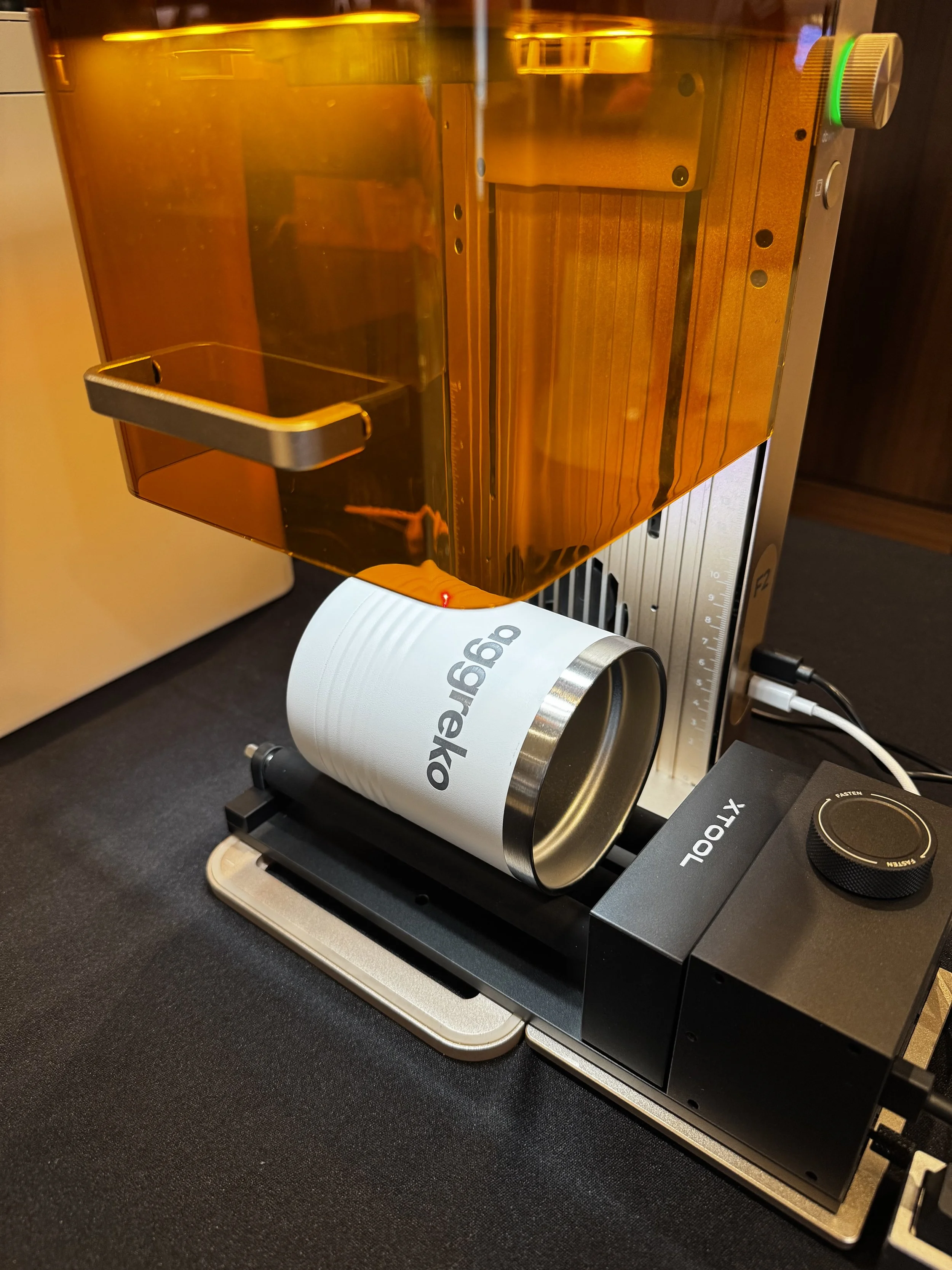Process of living up item in the rotary in order to engrave on a curved surface