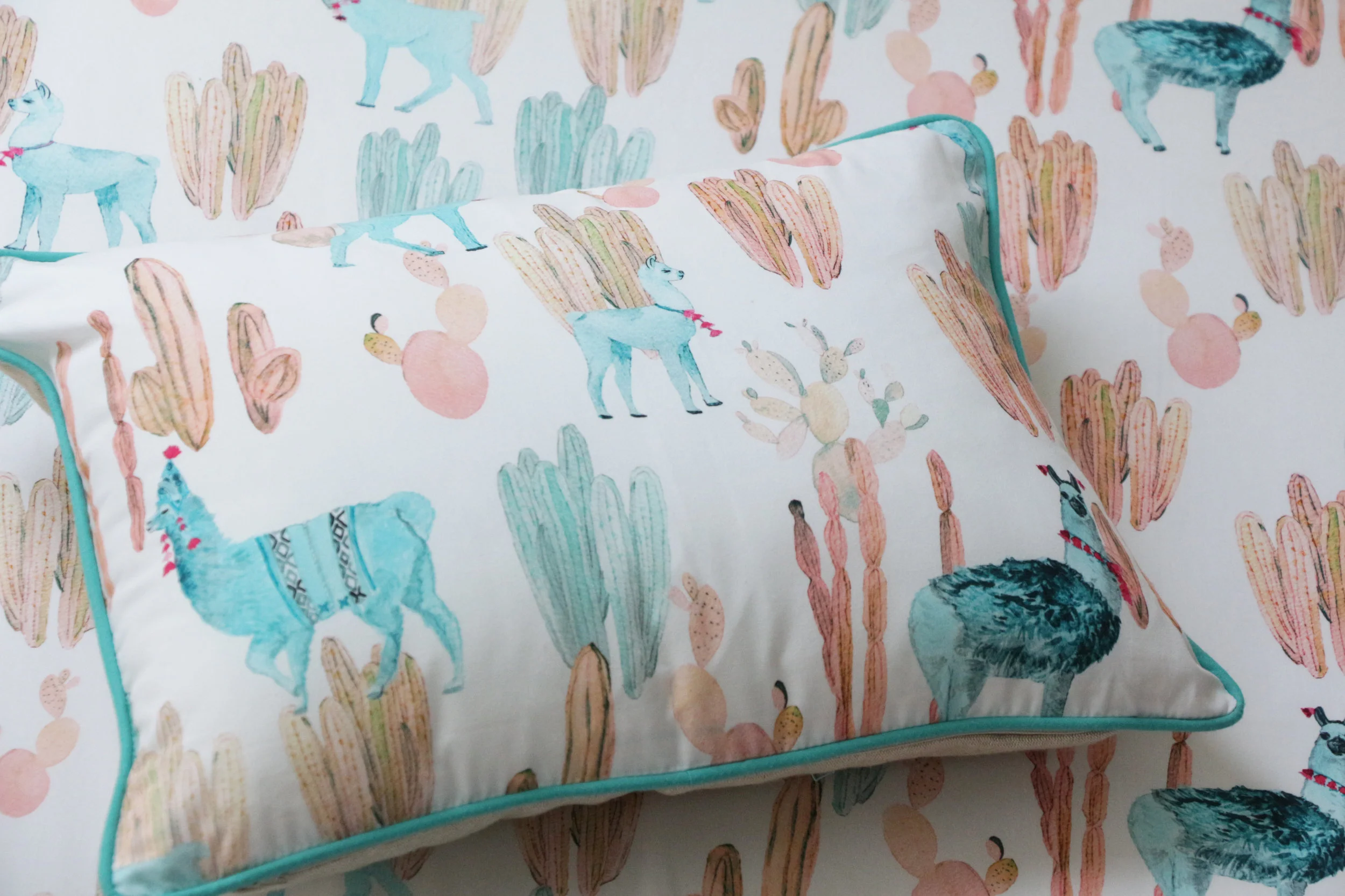 DECOPillow_Altiplano_TurCoralLamas.jpg