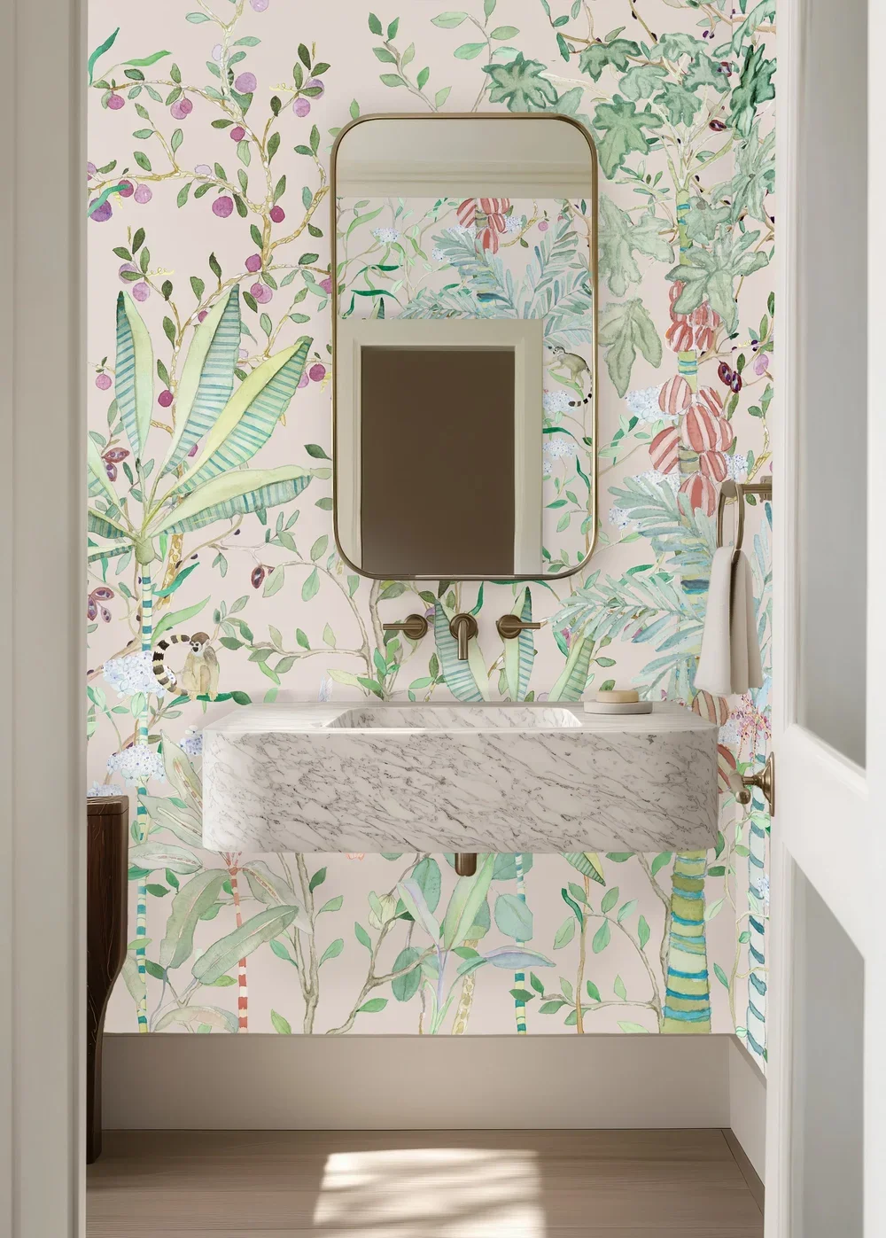 KARIOKAS_TROPICALIA_Berry_bathroom_Wallpaper_Situation_Kariokas.webp