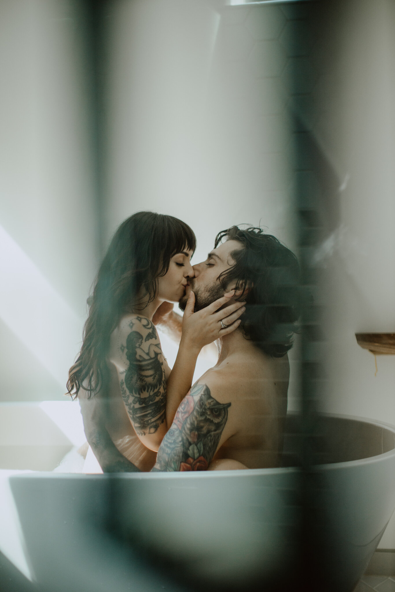 Boudoir Tattooed lovers in tub