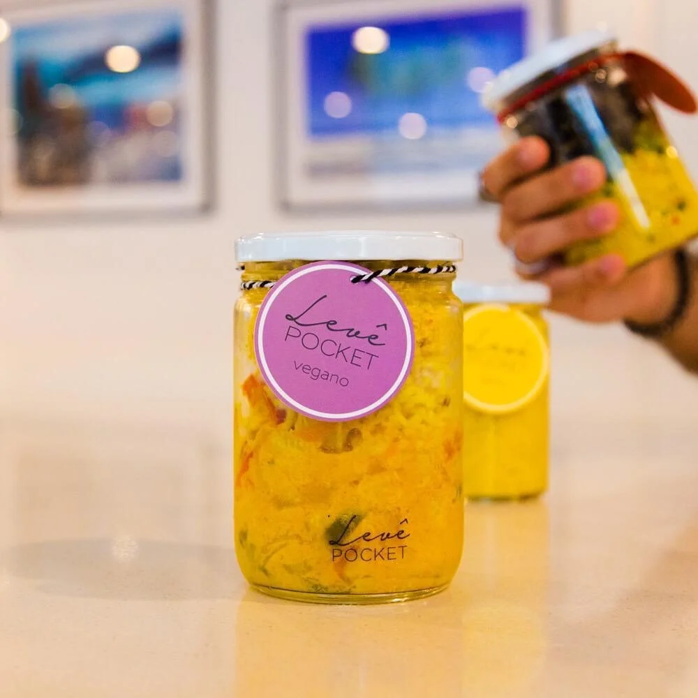 Vai uma Moqueca Vegana a&iacute;? 

Nossa Moqueca de leite de coco com banana da terra, palmito pupunha temperado e alguns toques que s&oacute; a Lev&ecirc; pode oferecer!
A melhor op&ccedil;&atilde;o para esse fim de ano! 
Pratico, r&aacute;pido e s