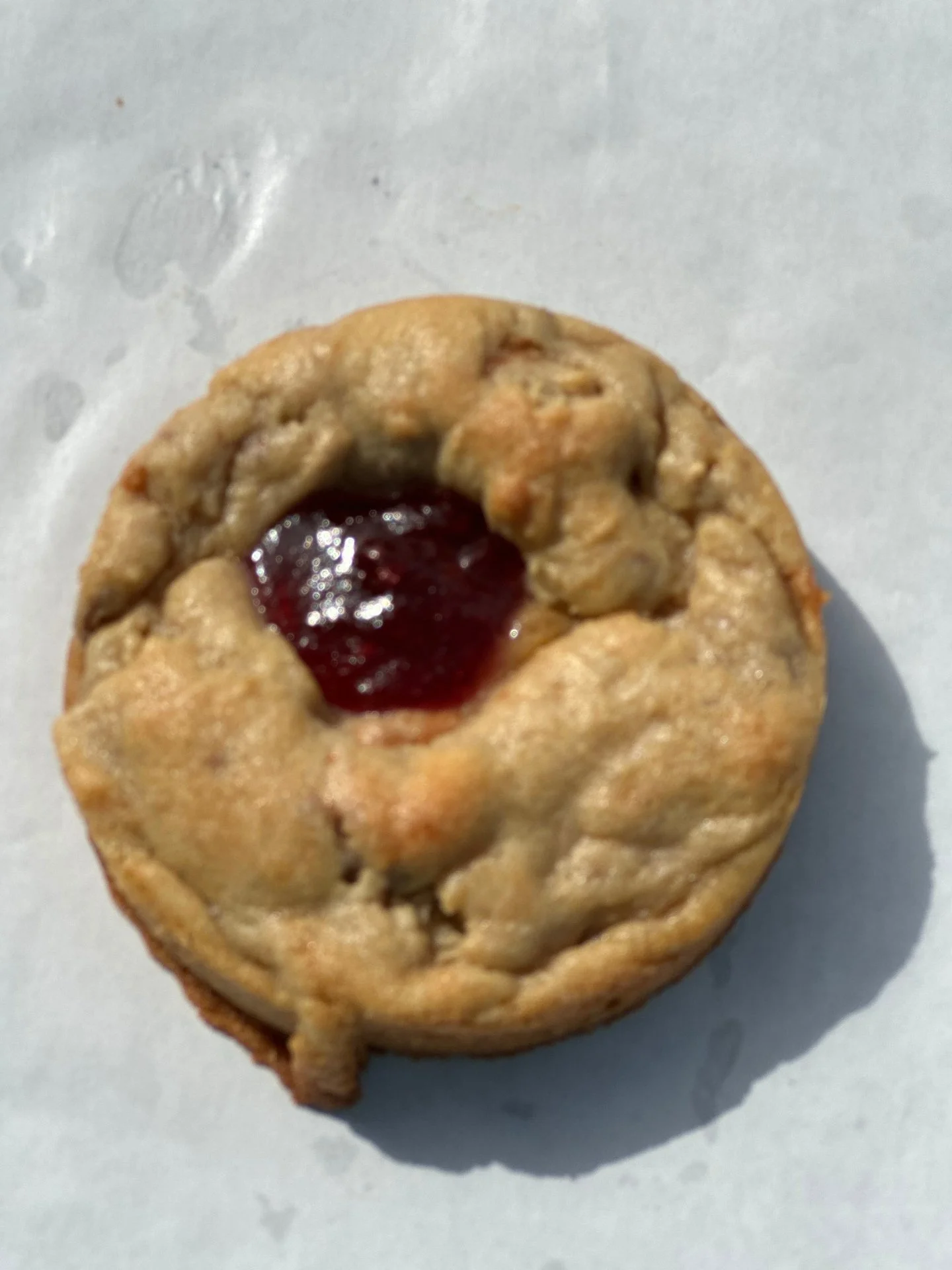🥜 Peanut Butter &amp; Jelly Cookie
A nostalgic favorite, reimagined. Soft peanut butter cookie dough baked with jam. Sweet, salty, chewy, and comforting like a school lunch you&rsquo;d actually look forward to.