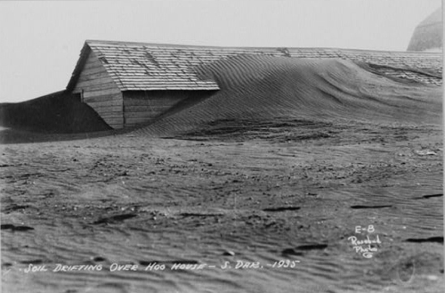 House buried in the Dust Bowl, 1935. Credit: Dorothea Lange, Public Domain.