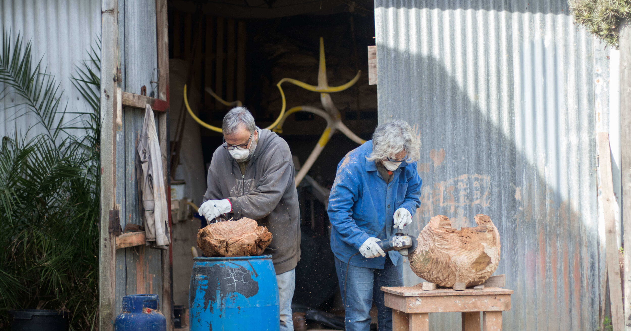 Artistas Renato Costa e Silva e Kerstin Thomas a esculpir madeira no curso Escultura em Madeira