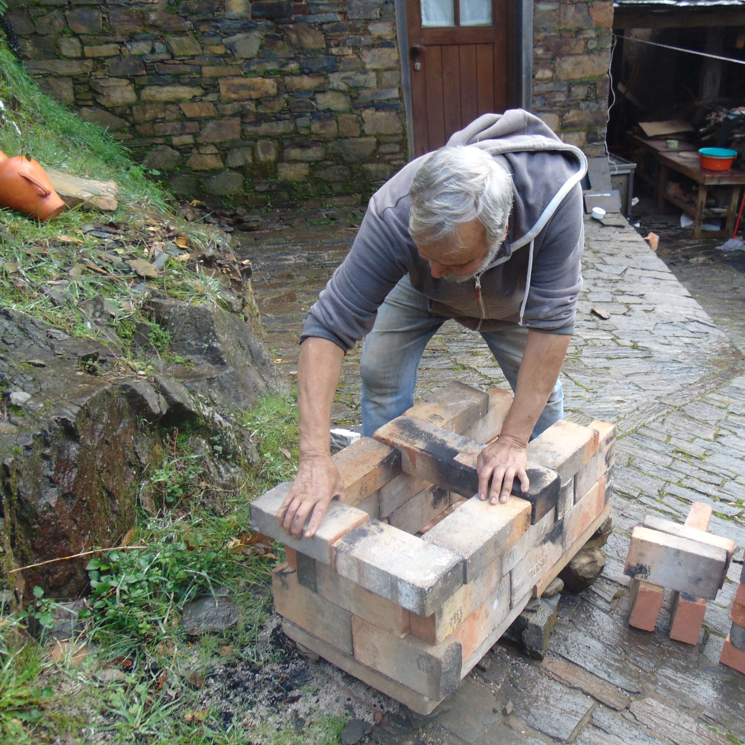 Ceramista Renato Costa e Silva a construir o seu forno rudimentar