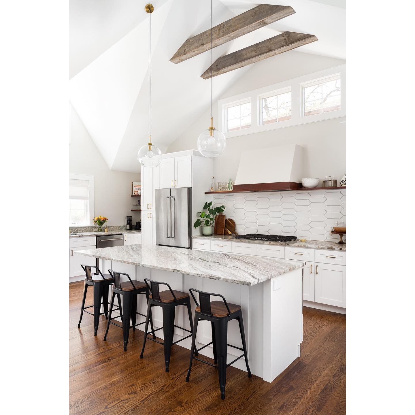 Beautiful kitchen full of natural light by @varlands_oca.