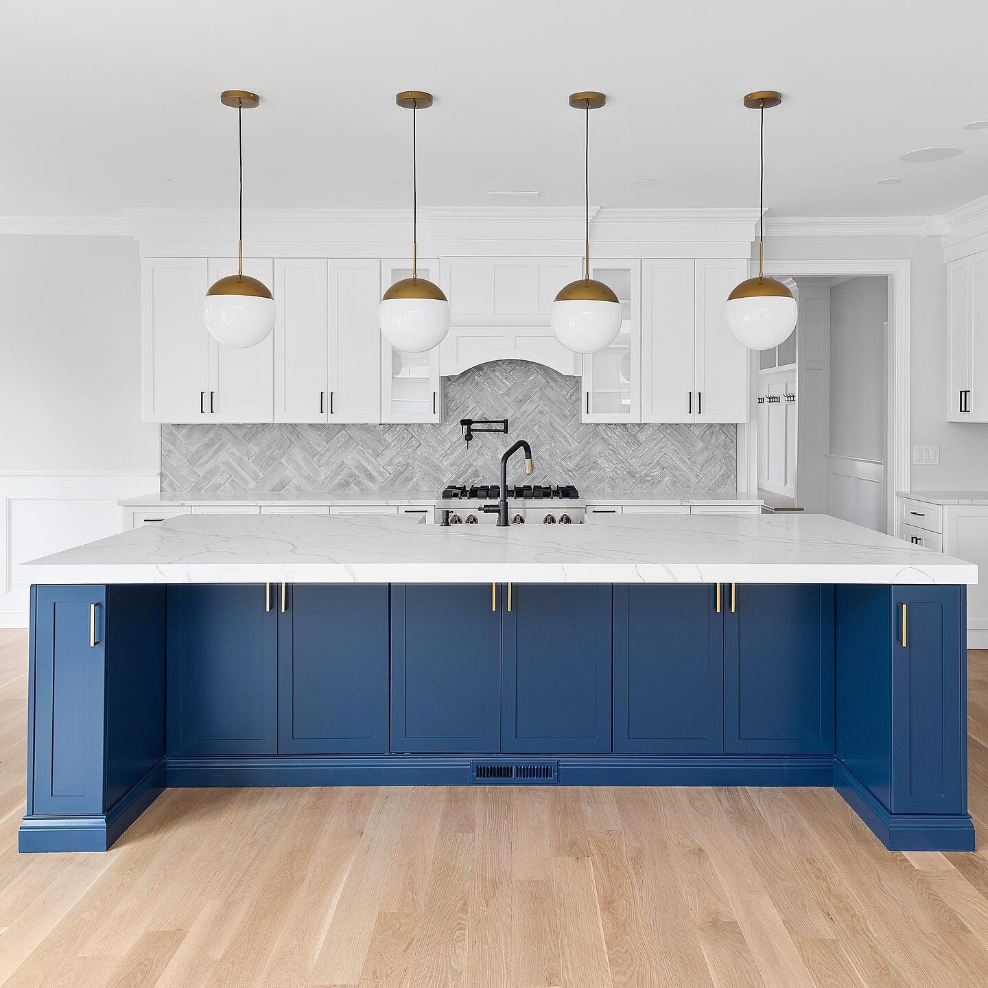 Blue and gold details in this kitchen by @rwbhomes