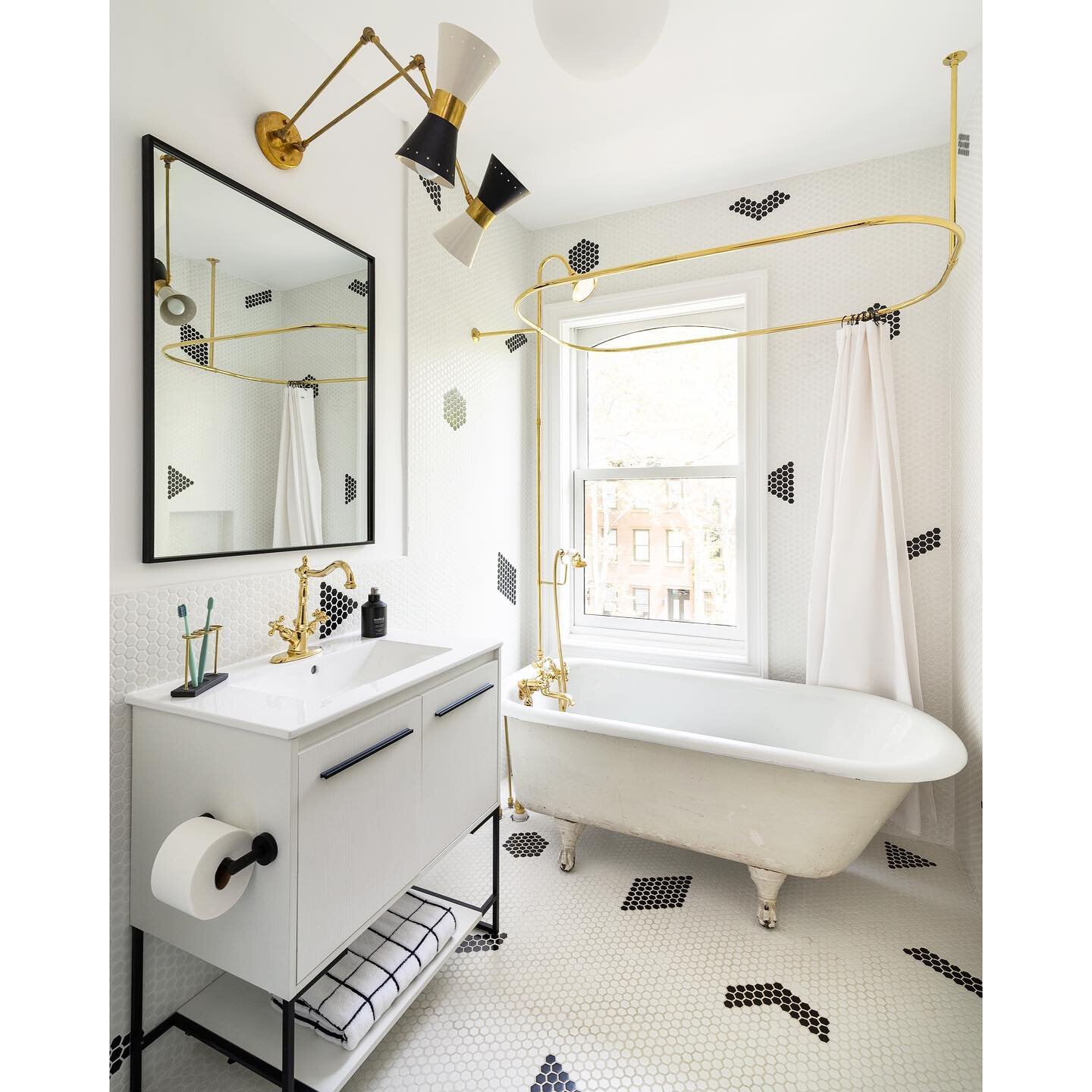 Love this bathroom by @roseandcointeriors!