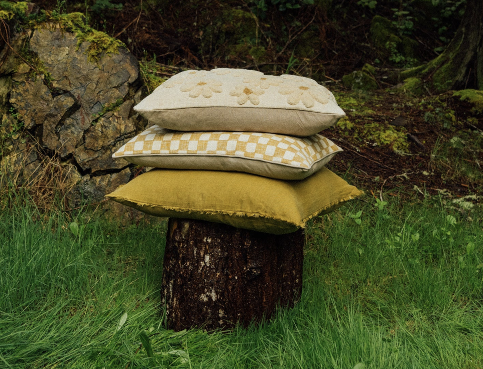 Tufted Daisy Toss Cushion 16x24"