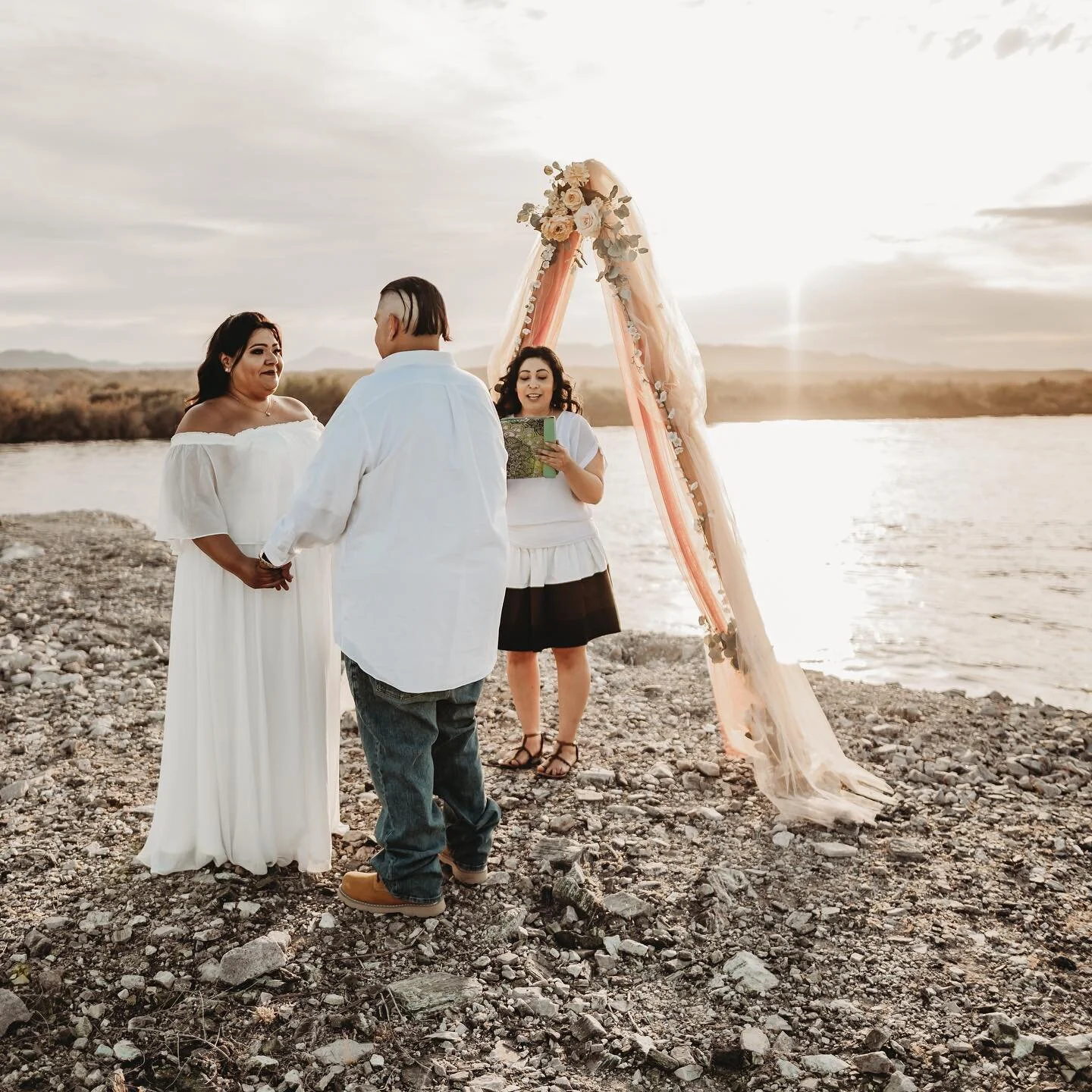 This moment didn&rsquo;t need anyone else.
It only needed them. 
The two of them. 
-
-
-
-

#lakehavasuwedding #lakehavasuweddings #lakehavasuweddingphotographer #lakehavasuphotographer #laughlinphotographer #wedphx #arizonaelopements #arizonaelopeme