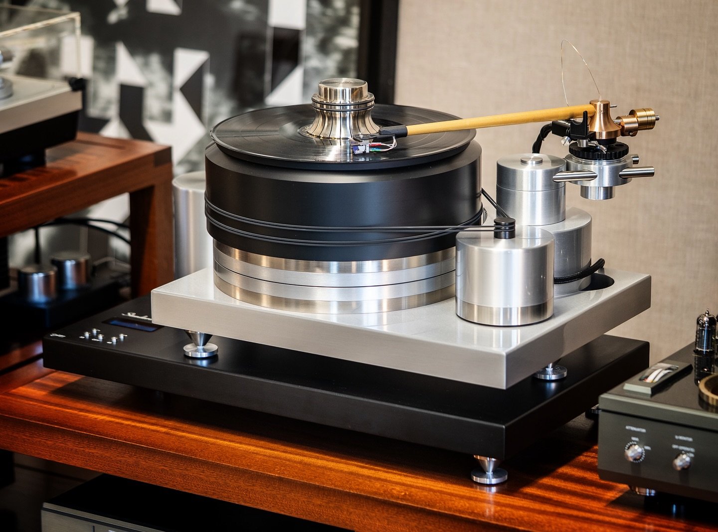 A Sound Foundation - J. Sikora&rsquo;s Standard Max in a custom finish + KV12 Max Tonearm + Lyra Atlas Lambda
