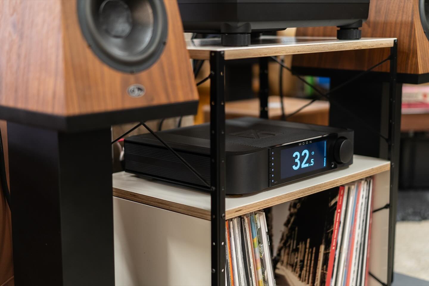 This week we welcome&nbsp;Simaudio&rsquo;s all-new MOON 371 Network Player / Amplifier -&nbsp;a stunning fusion of digital innovation and analog purity. Combining a high-performance amplifier, reference-grade DAC, and full-featured network player wit