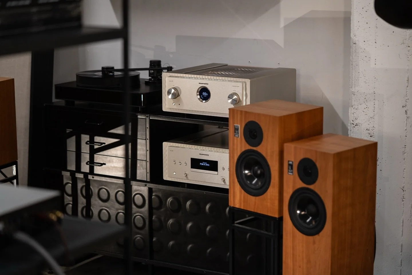 Raise your glass 🥂
New reference standards in champagne from Marantz

MODEL 10 &amp; SACD 10
250W Reference Integrated Amplifier and the high-performance reference SACD player

MODEL 10 is the new reference in amplifier design. Featuring a newly des