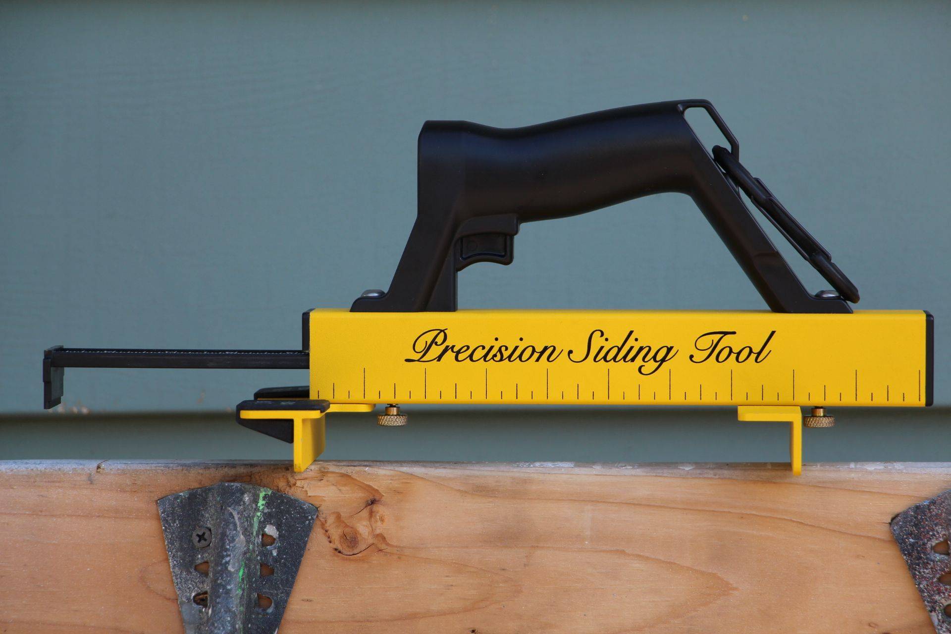 Ruler on side of tool for quick determination of overlap.