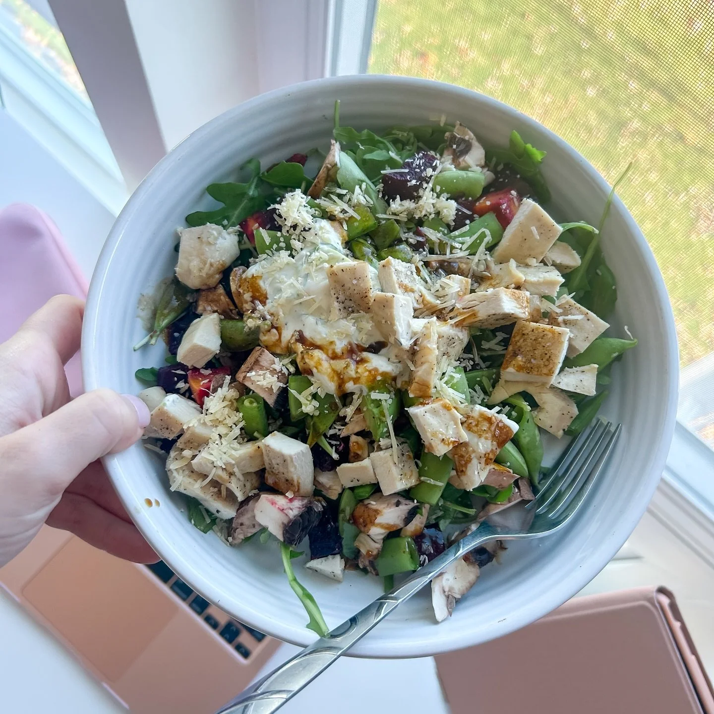 Salads are not boring! This salad is PACKED full of flavor and nutrients! Ingredients below ⬇️: 

&bull;arugula 🥗
&bull;grilled chicken 
&bull;roasted sweet potato 🍠
&bull;roasted beets 
&bull;avocado 🥑
&bull;mushrooms 🍄&zwj;🟫
&bull;snap peas
&b