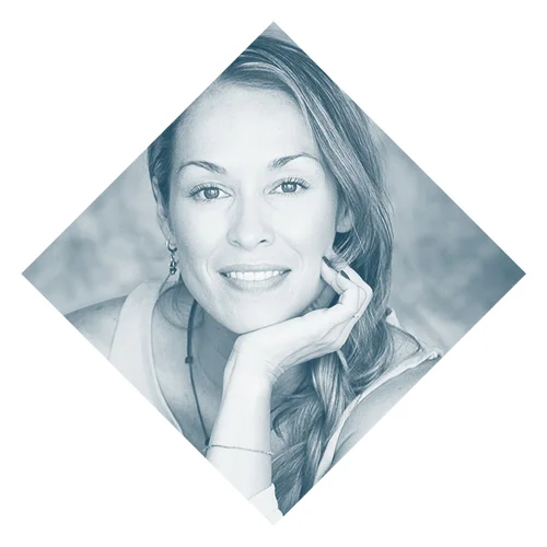 Valeria Lozano www.habitos.mx Valeria es Licenciada en Administración de Empresas con Maestría en Innovación. Se certificó como Health Coach por The Institute of Integrative Nutrition de Nueva York y como Instructor en Salud Perfecta por The Chopra Center University en California. Es autora de los programas de Cambia de hábitos y editora de las guías de alimentación mensual Hábitos E-Magazine (adultos y niños). Co-fundadora de La Casa del Jugo y Directora/Fundadora de Hábitos, plataforma que dirige un movimiento positivo de cambio saludable en la comunidad de habla hispana.