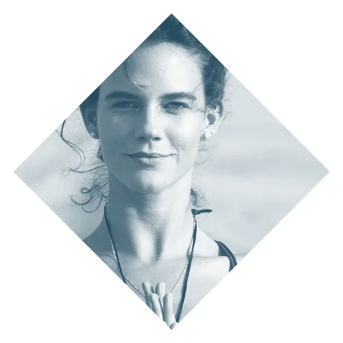 Loly Rehder www.lolyrehder.com Yoguini, viajera y amante del mar. Loly es profesora de Vinyasa y Yin Yoga e instructora de meditación para tablistas de olas grandes. Ella busca compartir su amor por la vida e inspirar a la mayor cantidad de personas posible a que disfruten de la vida y vivan su máximo potencial sin miedos.