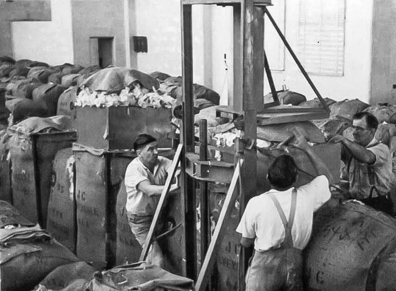Goldsbrough Mort men using F.G.R. Power Press on wool bales 1950s