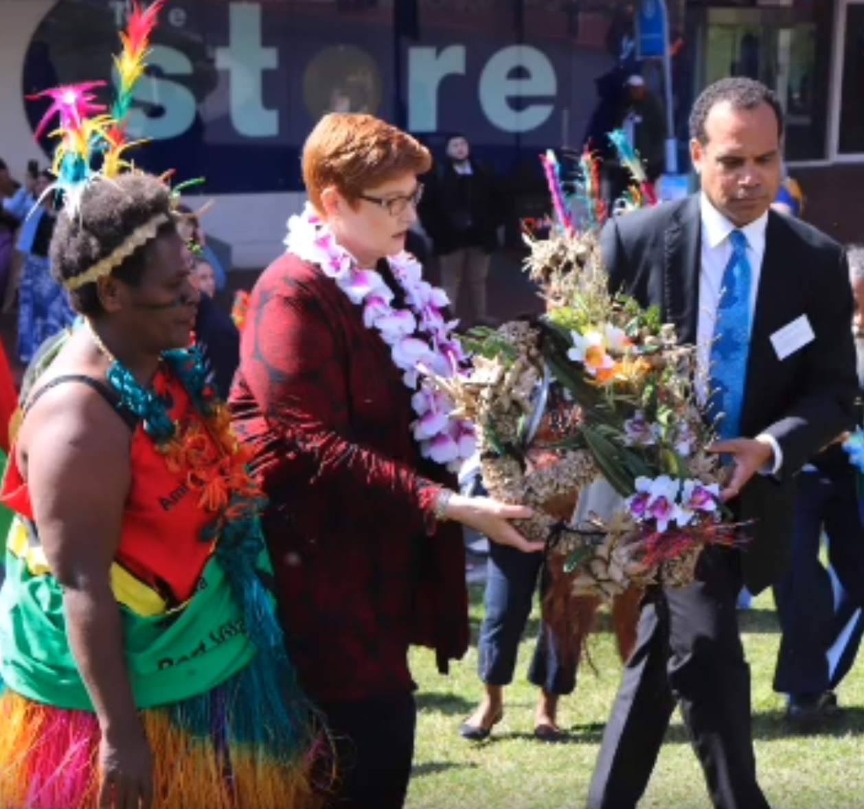Foreign Ministers laying pandanis wreath in memory of ‘man Tanuatu’ formerly Tanna Island who drowned in 1847 in Port Jackson (Sydney Harbour).  