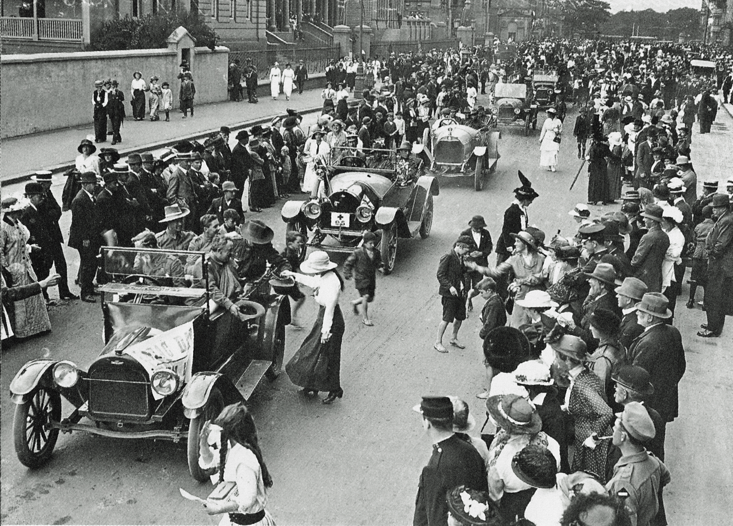 First Anzac Day parade in Sydney, along Macquarie Street 1916