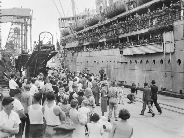 Troops welcomed home from Wewak 1946