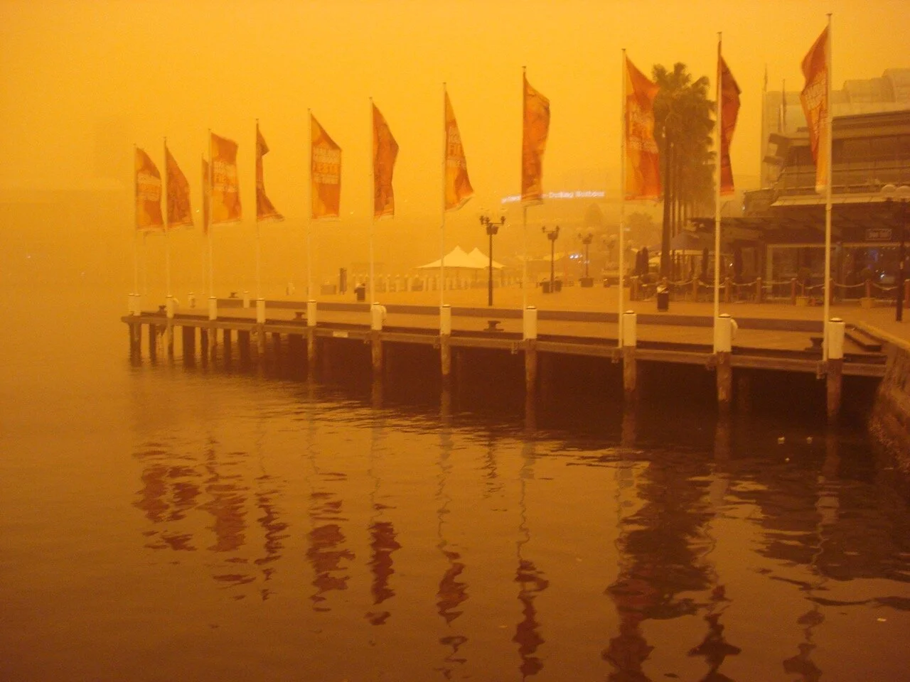 Darlilng Harbour promenade