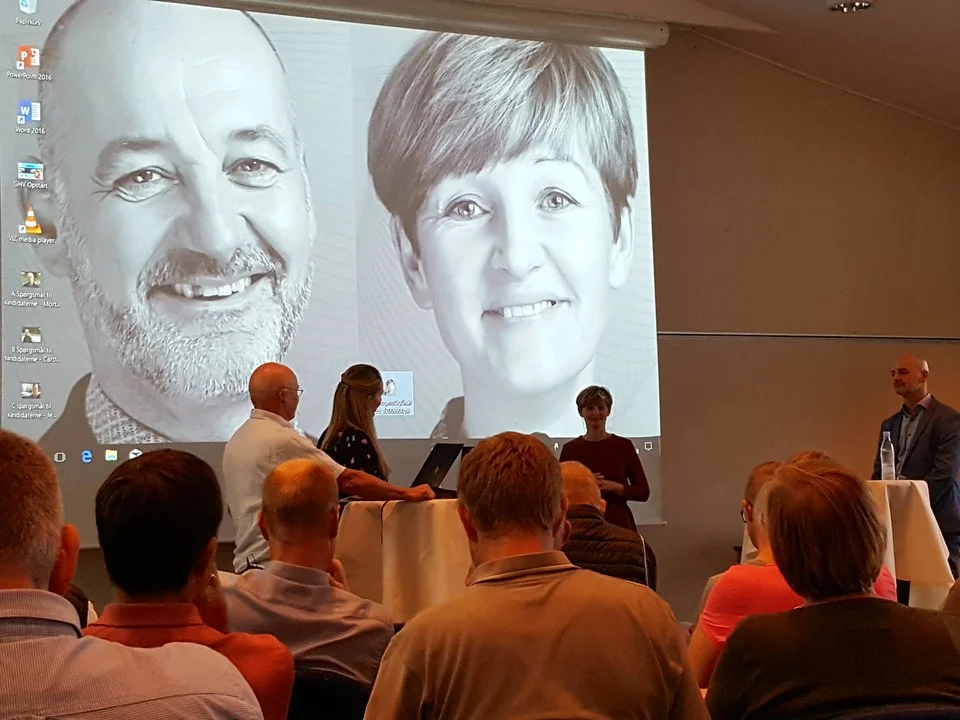 Det første af fire debatmøder mellem kanddidaterne til formandsposten i DGI, Charlotte Bach Thomassen og Mogens Kirkeby, fandt sted i Viborg den 6. september. Til venstre ses ordstyrerne Søren Riiskjær og Stine Bjerre Mortensen.