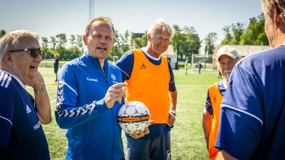 Professor Peter Krustrup og andre danske forskere har leveret banebrydende forskning om fodboldens sundhedsgavnlige effekter. Tiden er nu moden til at fokusere langt mere på, hvordan idrætsmiljøerne bliver bedre rustet til at tiltrække og levere fodbolden til nye målgrupper. Foto: Pressemateriale fra sdu.dk