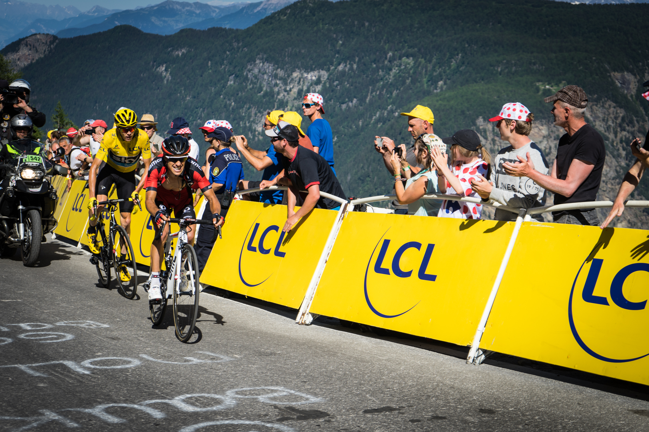 Det ikoniske franske cykelløb Tour de France kommer til Danmark med de tre indledende etaper i 2021. Om det er en god investering i branding af Danmark og udvikling af dansk idræt i forhold til de alternative muligheder er en debat værd. Foto: Velobar+, Unsplash.com