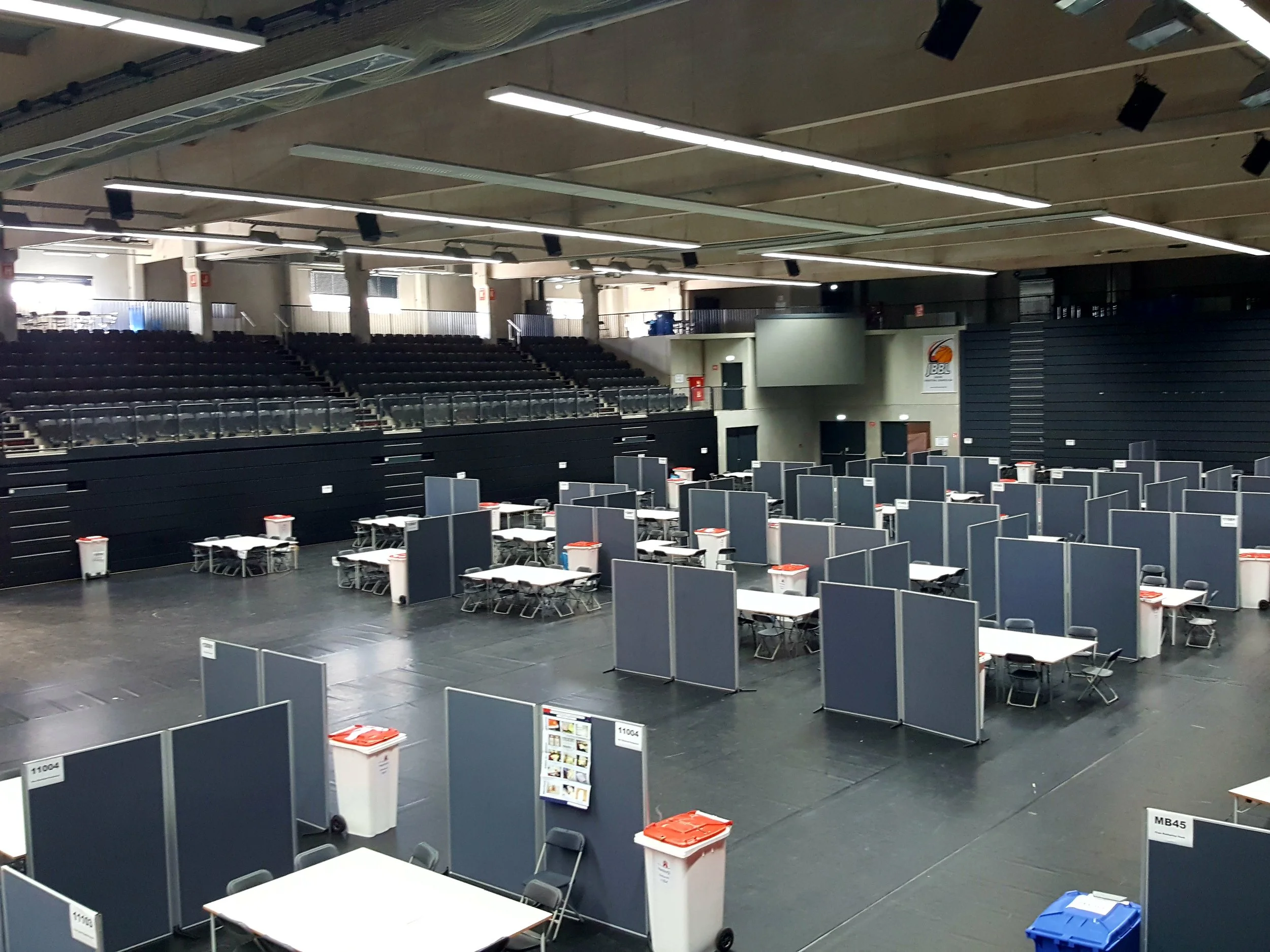 Edeloptics.de Arena. En tidligere blomsterudstillingshal fra den internationale haveudstilling i 2013 ombygget til arena med 3400 tilskuerpladser og drevet af den succesrige basketballklub Hamburg Towers. I dagens anledning er hallen lejet ud til fintælling fra valget til Europaparlamentet. Foto: Henrik H. Brandt