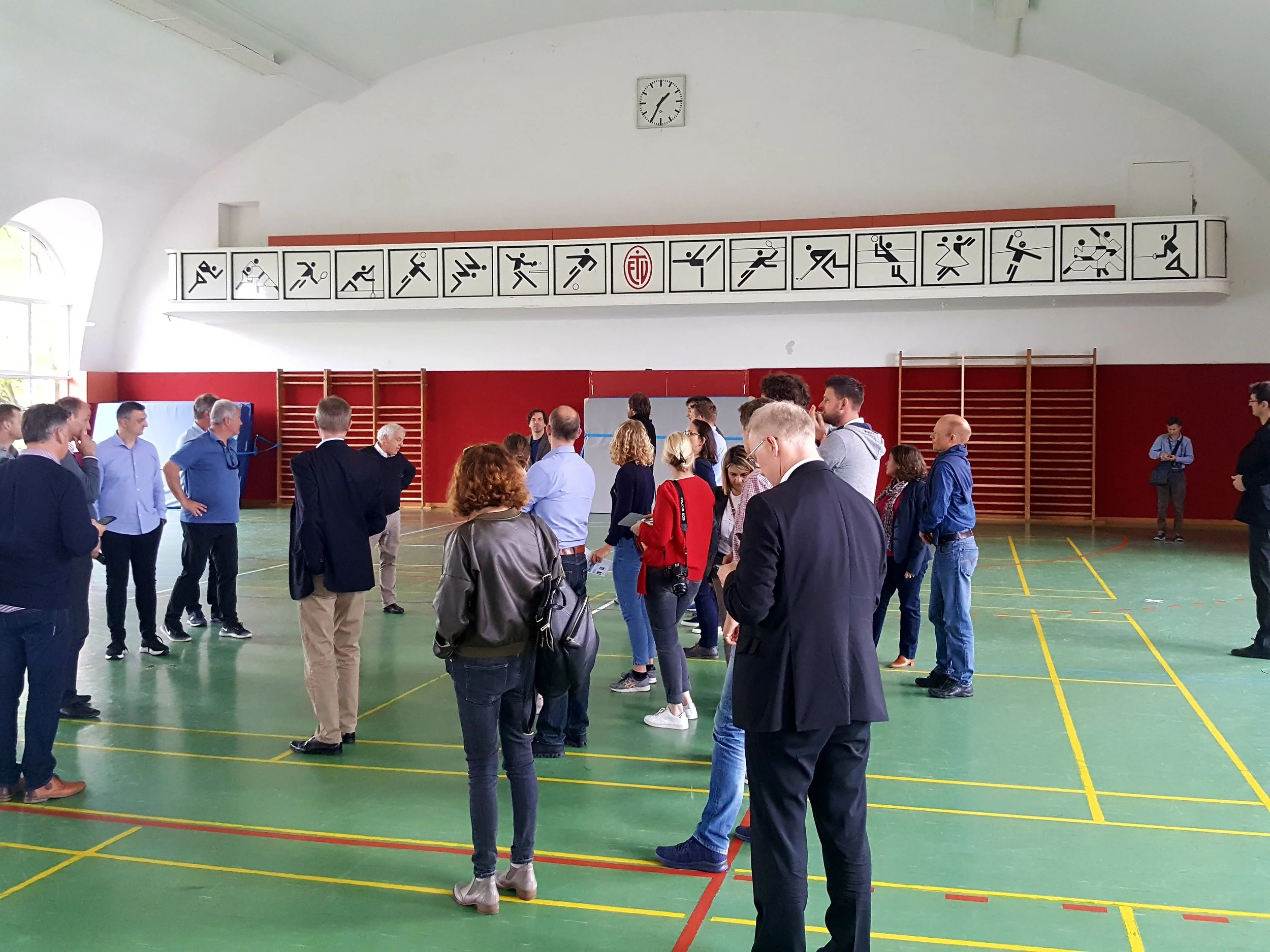 Selv om gulvet er hævet fem meter i Eimsbütteler TV’s gamle gymnastikhal, er der stadig højt nok til loftet til volleyball i 3. Liga. Foto: Henrik H. Brandt