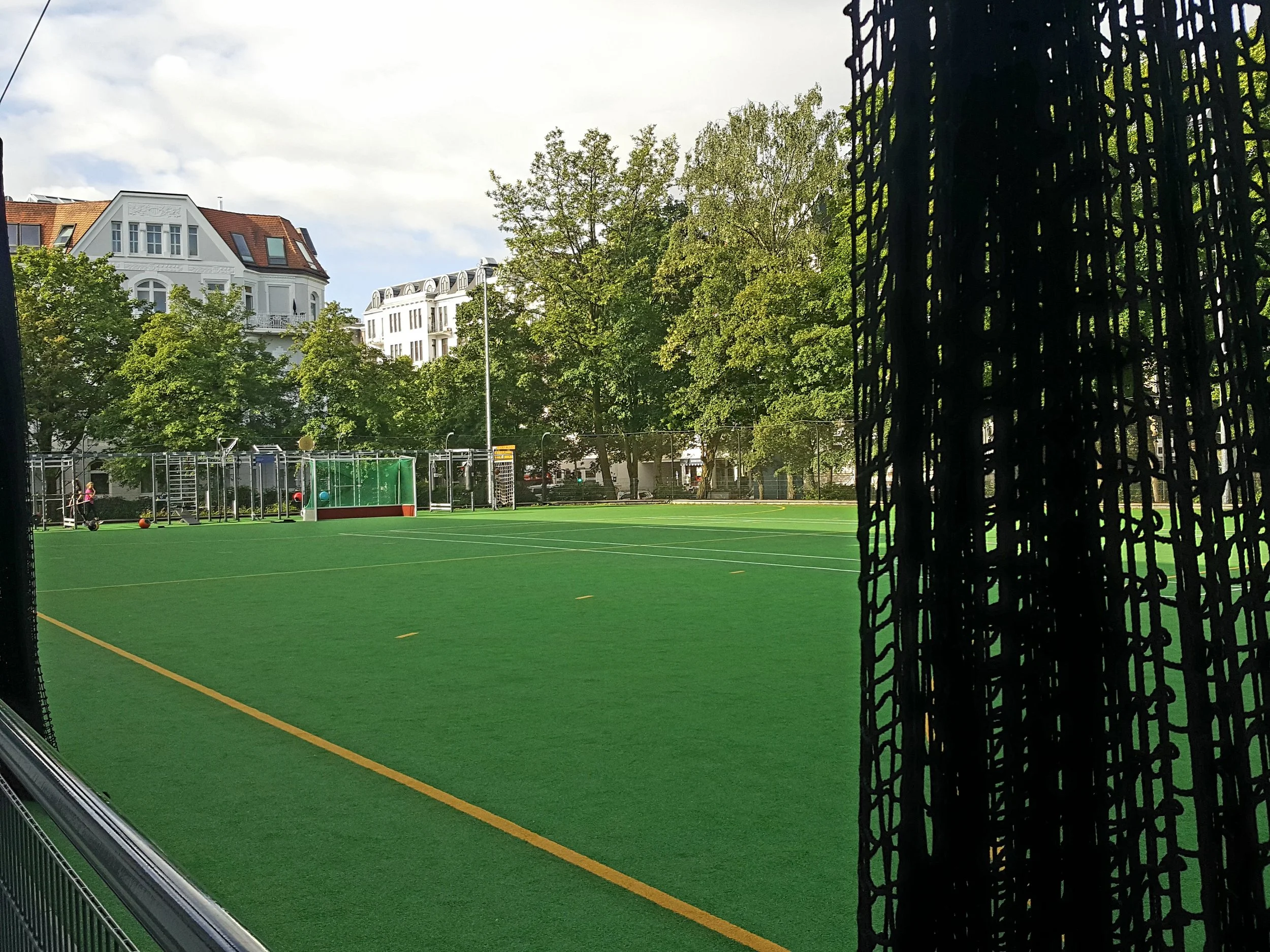Velkommen hos Aspria Uhlenhorst. Til en eksklusivt kommercielt fitnesscenter i den velhavende del af Hamburg hører naturligvis egen hockeybane. Foto: Henrik H. Brandt