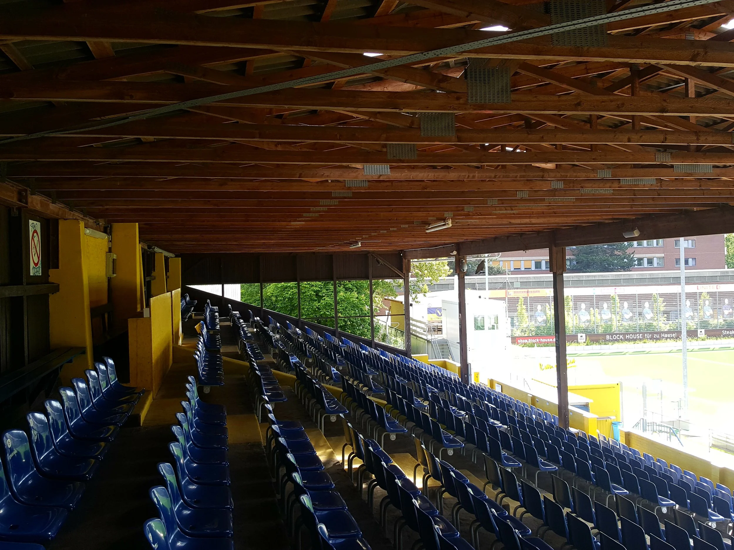 Hamburgs idrætsanlæg kan fortælle historier. Den fredede trætribune fra 1922 på Stadion Hoheluft hos fodboldklubben Viktoria Hamburg dannede senest ramme om en fodboldlandskamp i 1940. Midt under besættelsen spillede Danmark mod såmænd venskabskamp mod Tyskland. Den senere vesttyske landstræner Helmut Schön scorede sejrsmålet til 1-0 foran 28.000 tilskuere dagen efter et allieret luftangreb på Hamburg. Foto: Henrik H. Brandt