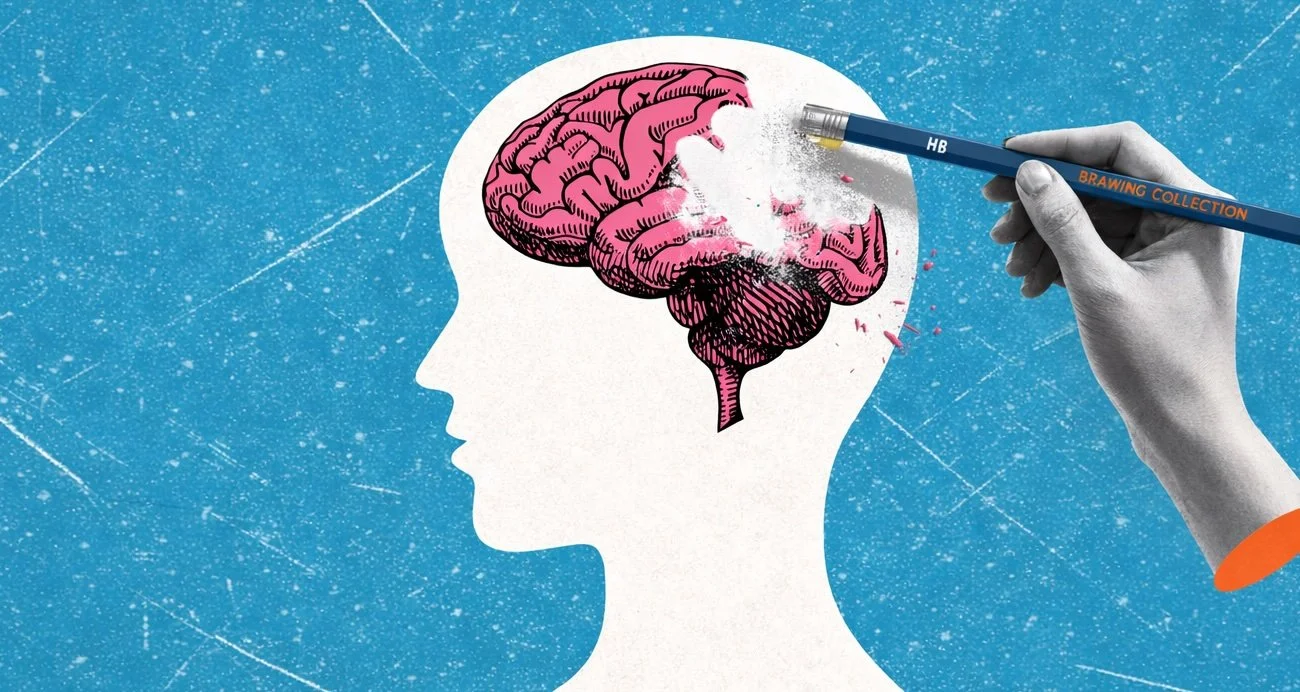 Kolażowa ilustracja: biały profil ludzkiej głowy na teksturowanym niebieskim tle, a gumka ołówka ściera część narysowanego różowego mózgu, symbolizując utratę wiedzy po szkoleniu sprzedażowym.