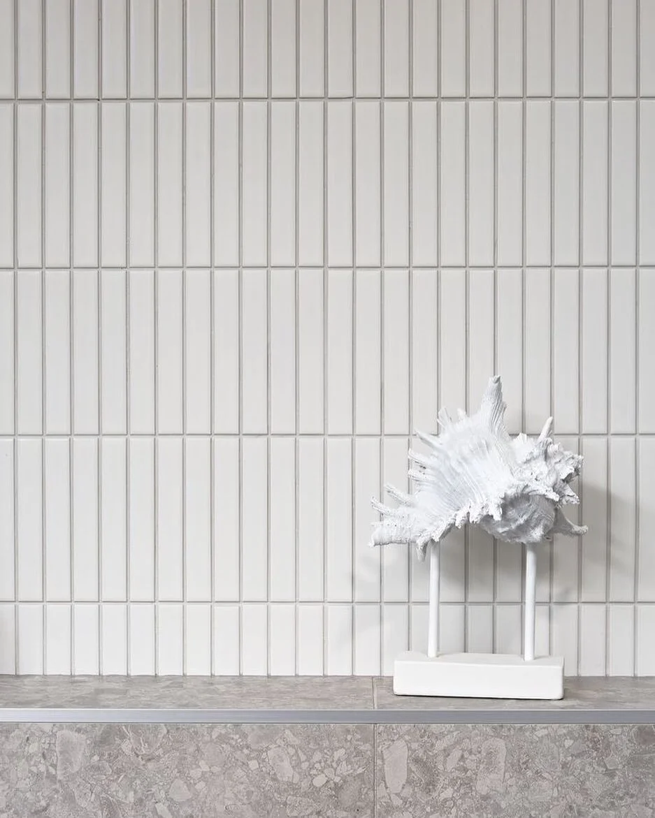 🤍Currently crushing on white Kit Kat tiles - aren&rsquo;t they just gorgeous! 

Side note* loving the dove grey grout detail

#completehome #whitetiles #splashback #kitchendesign #bathroomdesign #kitchenrenovation #bathroomrenovation #homereno #home