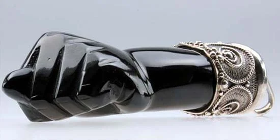 azabache-higa-mano.jpg