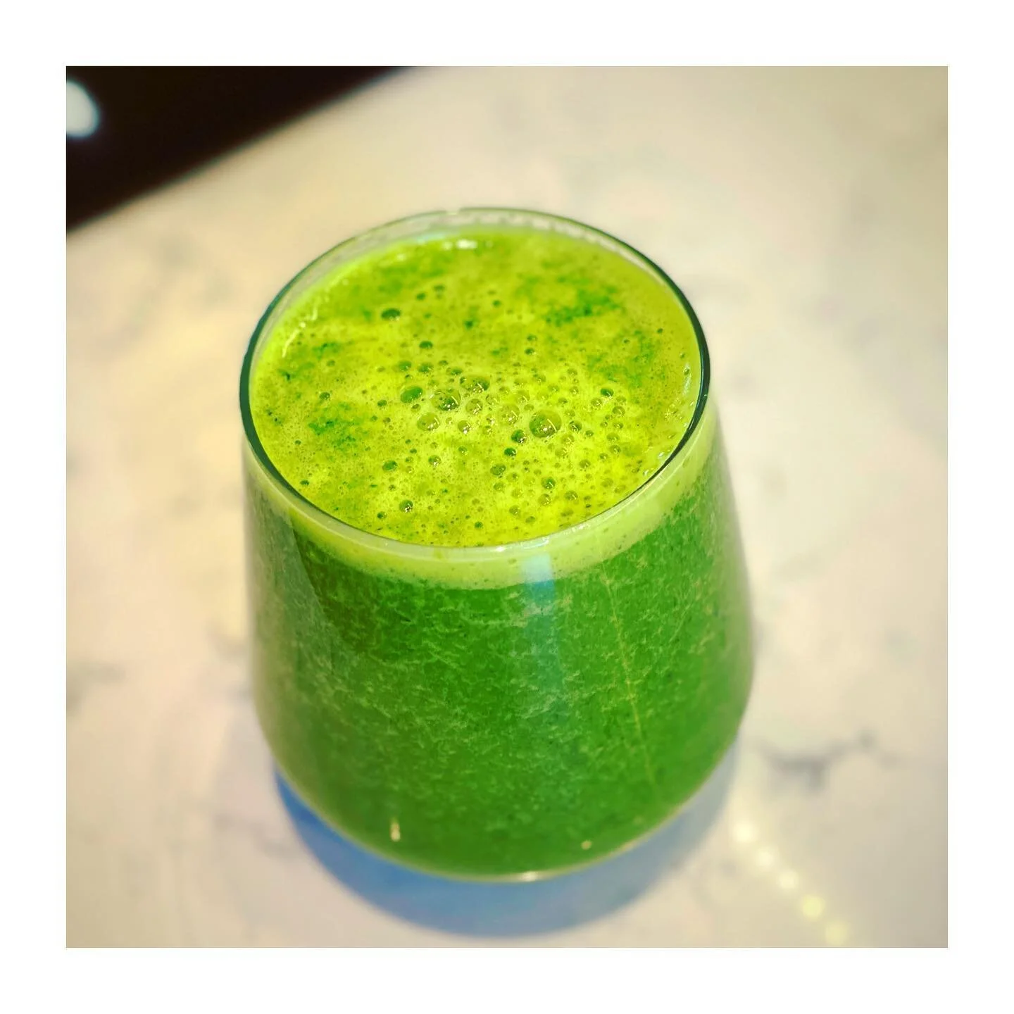 Green smoothie - morning routine 🌱
 
Starting the day with a green smoothie has become one of the best habits I have picked up since lockdown started. I normally add synbiotic (pro- and prebiotics) @supersynbiotics, to support my gut flora and immun