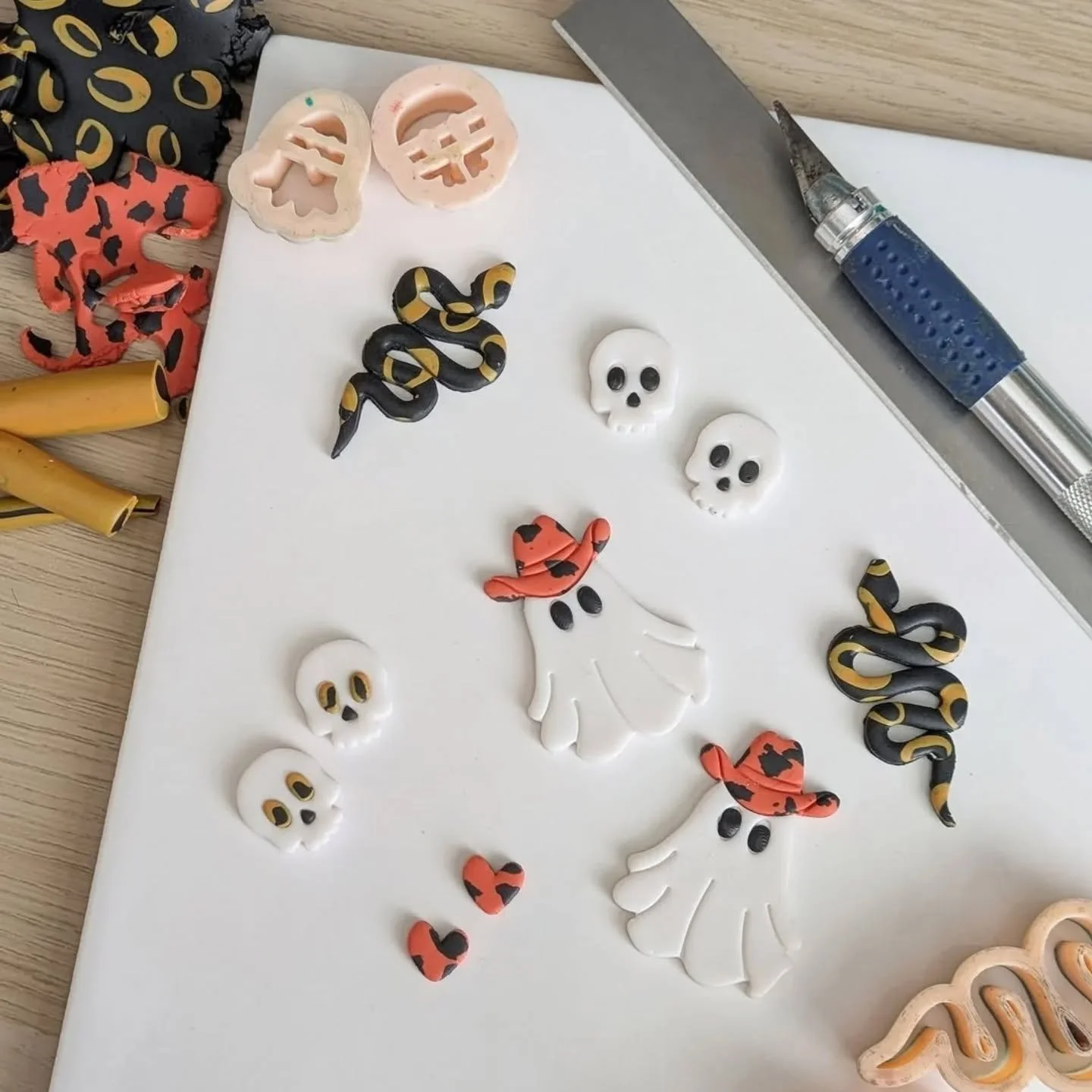 It's spooky season!!! Next polymer clay jewellery workshop is on Sat 25th October at 10.30am with Em from @emelyejamescreativestudio - come along and make your Halloween accessories 🖤🎃 
Head to the website to book 👻