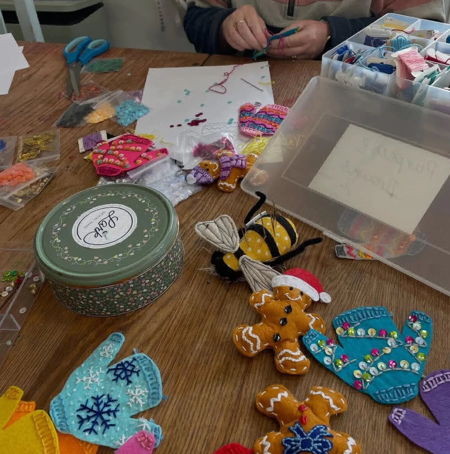 Yesterday was Louise of @foleyandthread first Christmas embroidery workshop! Some ugly Christmas jumpers looking very beautiful! 

Spaces are left for Mon 17th Nov and Mon 24th Nov 6.30pm, it's just &pound;20 for a lush little crafty evening with Lou