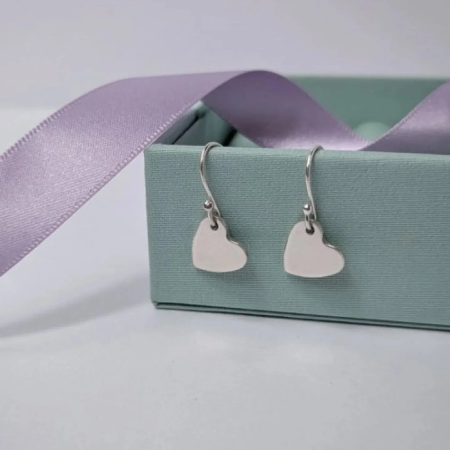 We've got your galentines plans sorted folks! 
Two fab workshops are happening this Friday night. Either come and make sterling silver heart earrings with @rebeccadaviesjewellery or create a stunning forever crepe paper rose 🌹 with @paperandpetaluk 